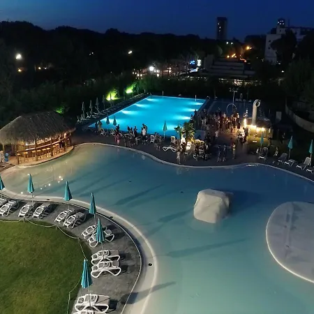 Village Malibu 4*